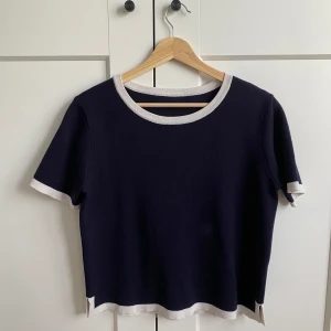 Stickad t-shirt - Säljer denna jättefina stickade tröjan. Tyvärr är inte lappen kvar då den är ganska gammal men den är fortfarande i bra skick. Säljer då den inte kommer till användning men den är så fin!💖