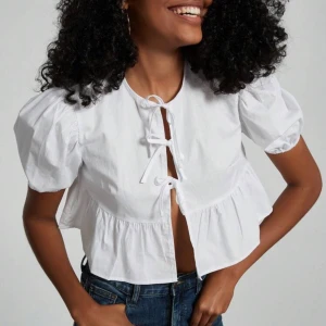 Blus med knytning  - Blus med knytning. Inte använd nån gång. Endast testad. Säljes pga för liten storlek. Finns i svart också!