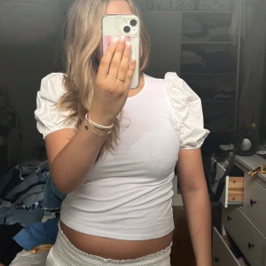 Blus - Säljer nu min blus ifrån H&M för att jag behöver rensa min garderob🩷🩷