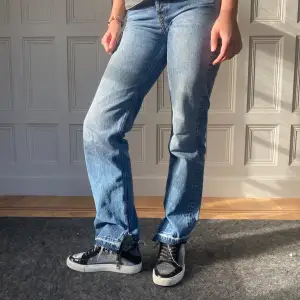 Mid Rise zara jeans med slits! De är lite för små så jag säljer dem 💗