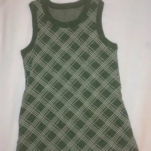 Grön stickad linne - Säljer denna gröna stickade linnet från Urban outfitters. Passar xs-s