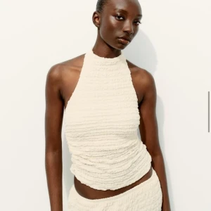 Topp med helterneck och textur - Aldrig använt (lappen är kvar) jätte snygg topp men satt inte perfekt på mig men annars tyckte jag om toppen😋❤️ (inget fel med toppen)