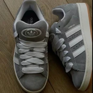Adidas campus  - Säljer mina gråa adidas campus då ja använder andra skor 🩶i storlek 37 1/3, går inte ner lägre än 999 🌟