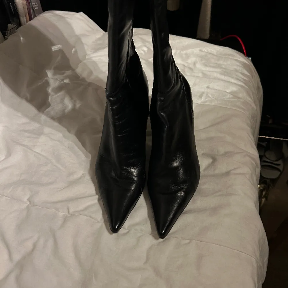 Seeling these beautiful knee High boots in size 7 1/2 fits like 40. Skor.