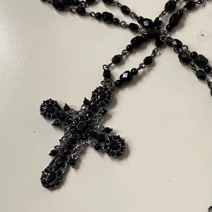 Gothiskt kors halsband  - Snyggt halsband med gothiskt kors Kedja med plast rhinestones ca 84 cm Kors ca 6 cm