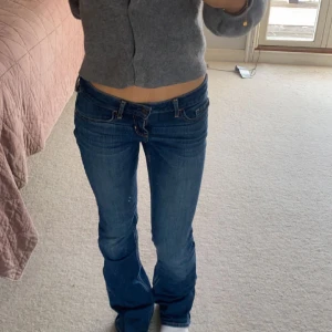 Hollister jeans - Säljer dessa super snygga hollister jeans som är lowwaist med midjemåttet 35cm och innerbenslängden 77cm. De är i bra skick då de inte så använda. 
