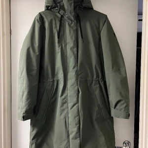 Peak performance vinterjacka oanvänd - Grön vinterjacka från peak performance i modellen W unified parka. Aldrig använd, har bara hängt i garderoben. Inköpt på Åhléns för 3800kr