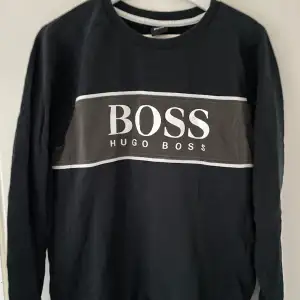 Hugo Boss Sweatshirt i fint skick, endast använd ett par gånger. Köpt för 699kr. Färg: Svart  Storlek: Medium