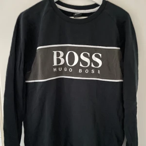 Hugo Boss - Sweatshirt  - Hugo Boss Sweatshirt i fint skick, endast använd ett par gånger. Köpt för 699kr. Färg: Svart  Storlek: Medium