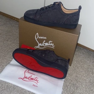 Feta loubs utan spikar - Knappt använda loubs tvättade efter varje utgång! +kvitto +påse +boxen (allt og ingår)