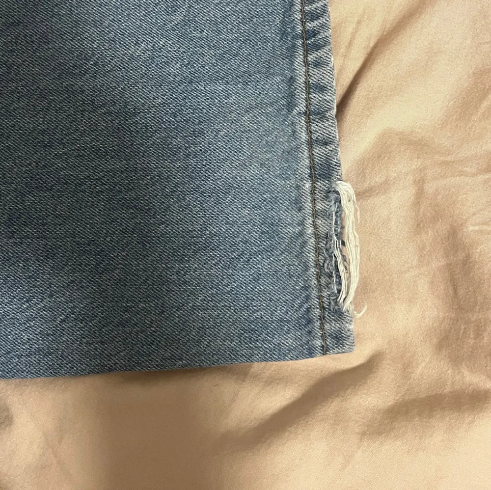 Dessa jeans är från bikbok (LOW STRAIGHT 550 JEANS) och har en defekt länst ner vid byxorna💗   storlek: W:26 L:32  Säljer pga att de inte kommer till användning💗 Orginalpris:699kr. Jeans & Byxor.