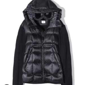 C.p company jacka - c.p Company jacka, oanvänd eftersom det inte riktigt är min stil och passar mig. Storlek M, passar bra ifall du bär M. Säljer för 2500kr men pris kan diskuteras 👍🏽