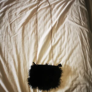 Svart väska!  - Jättesnygg svart väska med fluff och guldig kedja, använd endast ett fåtal gånger. Skriv för mer info💞