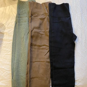 Träningstights  - 3 st ribbade träningstights i olika färger  Priset gäller alla 3