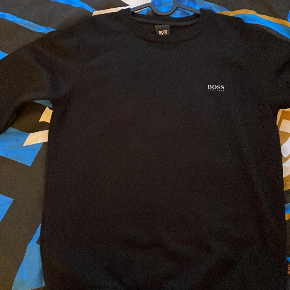 Hugo boss sweatshirt storlek S passar även M och den är i nyskick(oanvänd).. Hoodies.