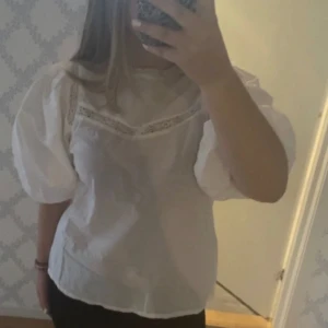 Söt blus  - Söt blus från ellos. Storlek 38. Mycket fint skick 
