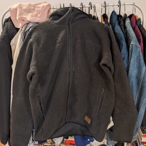 Haglöfs teddy fleece - Fleece från haglöfs sjukt varm o skön storlek XL skulle säga att den är true to size 10/10 skick använd väldigt fåtal gånger då den är för stor