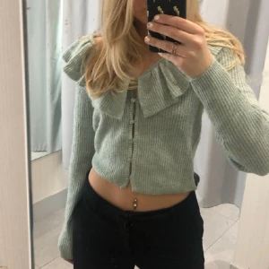 sååå fin och skön grön stickad kofta 💕💕 - i nyskick💘💘 endast använd en gång