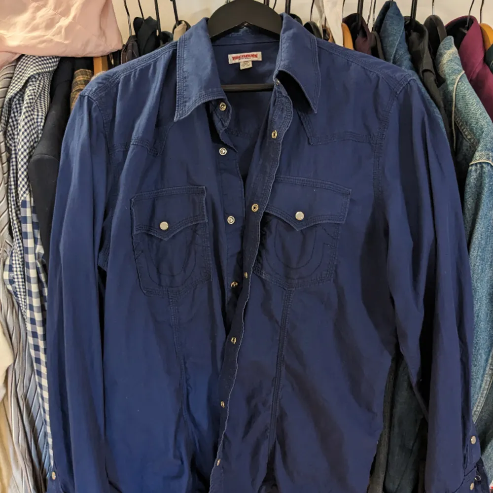 True religion cowboy skjorta osäker när den är ifrån men 10/10 skick lite för stor på mig då jag har L o den är XL därav att jag säljer den hojta för fler frågor om det är så!. Skjortor.