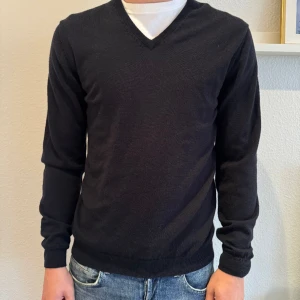 Alan paine - Säljer nu min marinblåa Alan paine tröja i merino ull. Den är i storlek M, inköpt på NK och är nästan helt oanvänd. Kvaliten är 9/10 och har inga slitage eller märken. Vid frågor är det bara att höra av sig!