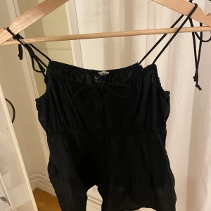 Hm volangtopp - Säljer denna as fina volang topp från H&M, då den inte passat mig. Den är i storlek 36 och aldrig använd, den är därför i bra skick!!