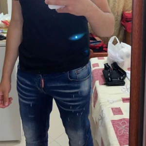 Dsquared2 jeans slim fit  - Dsquared2 slim fit , bra skick , passar bra , väldigt bra pris 