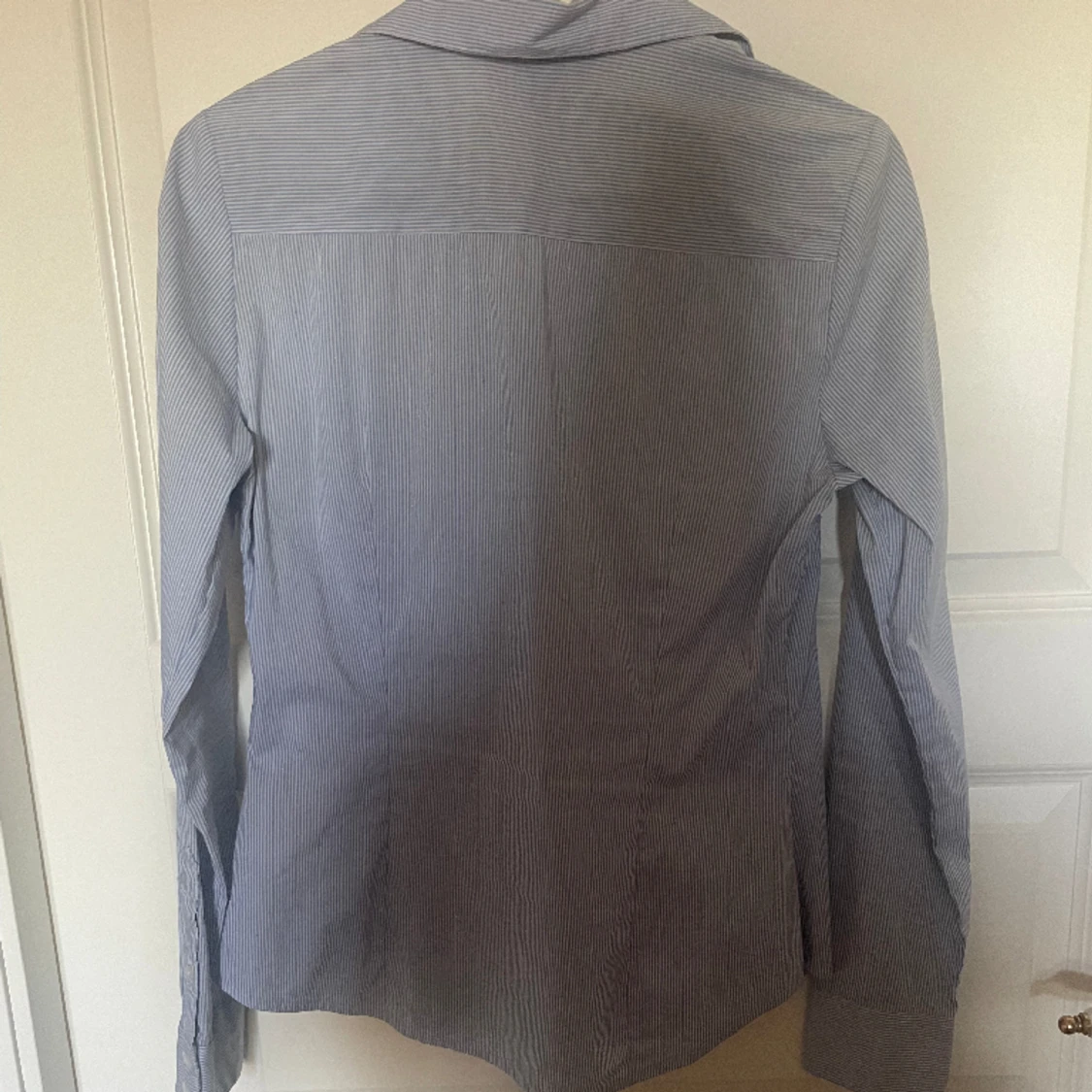 Blå vit randig skjorta från H&M - 90