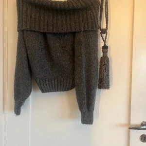 Ginatricot tröja  - I ny skick, använt 2-3 ggr. Skriv till mig vid frågor. Kan säljas billigare vid snabb affär❤️