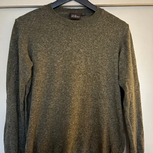 Oscar Jacobsson tröja - Riktigt snygg tröja från oscar jacobsson! Säljer eftersom den är för liten för mig. Inga fläckar och inte så sliten! Bara att skriva vid minsta fundering. Storlek S