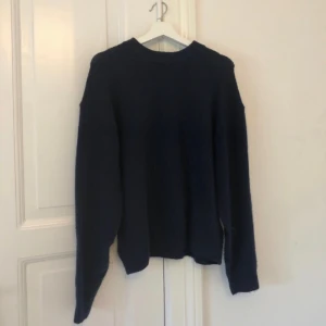 Stickad tröja  - Mörkblå, aldrig använd. 💗