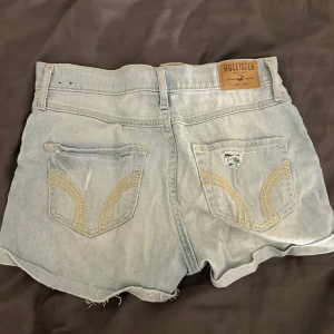 Jeansshorts - jeansshorts från hollister 💞 storlek w24