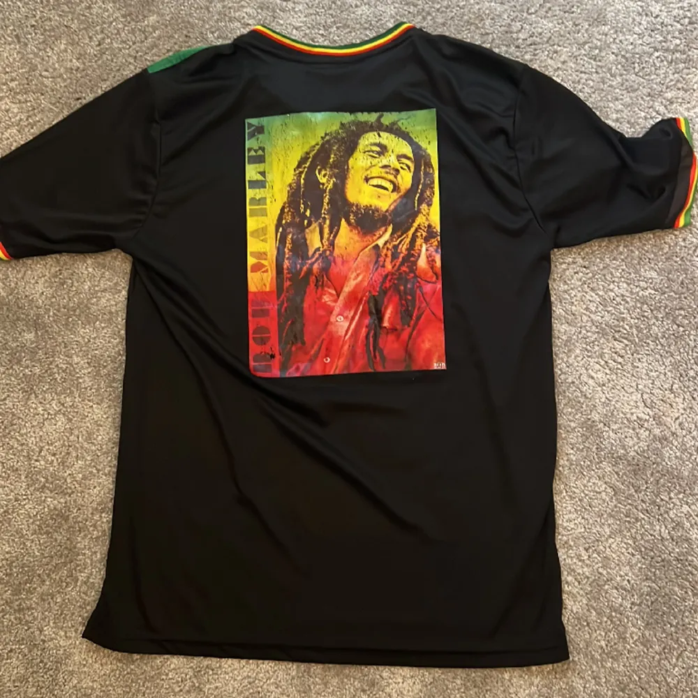 Tja säljer denna Ajax x Bob Marley tröja i storlek S. Använd ett fåtal gånger pga lite stor! Skick 8/10. T-shirts.