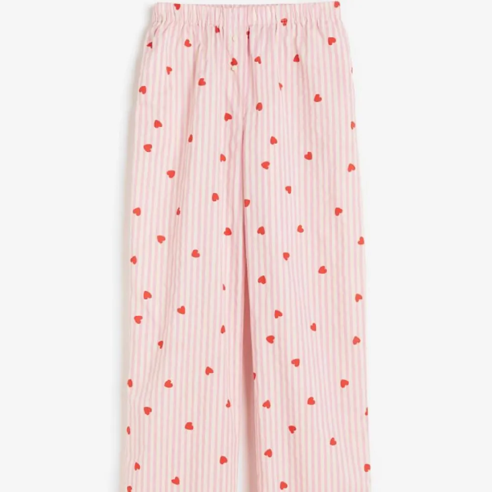 Säljer H&Ms helt slutsålda pyjamasbyxor med hjärtan på 💌Helt nya med lappar kvar! . Jeans & Byxor.