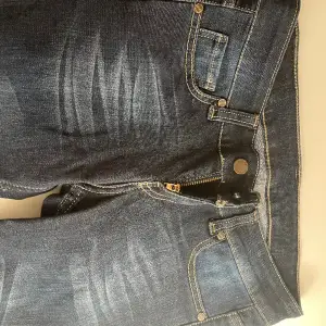 Lågmidjade jeans, endast testat. Jättefint skick, inga defekter. Storlek xs. Tightare uppe och lite lösare längre ner💕passar jättefint!!!!