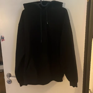 Studio Total Hoodie - Hoodie av skönt och varmt material. Köp både byxor och hoodie för billigare pris.