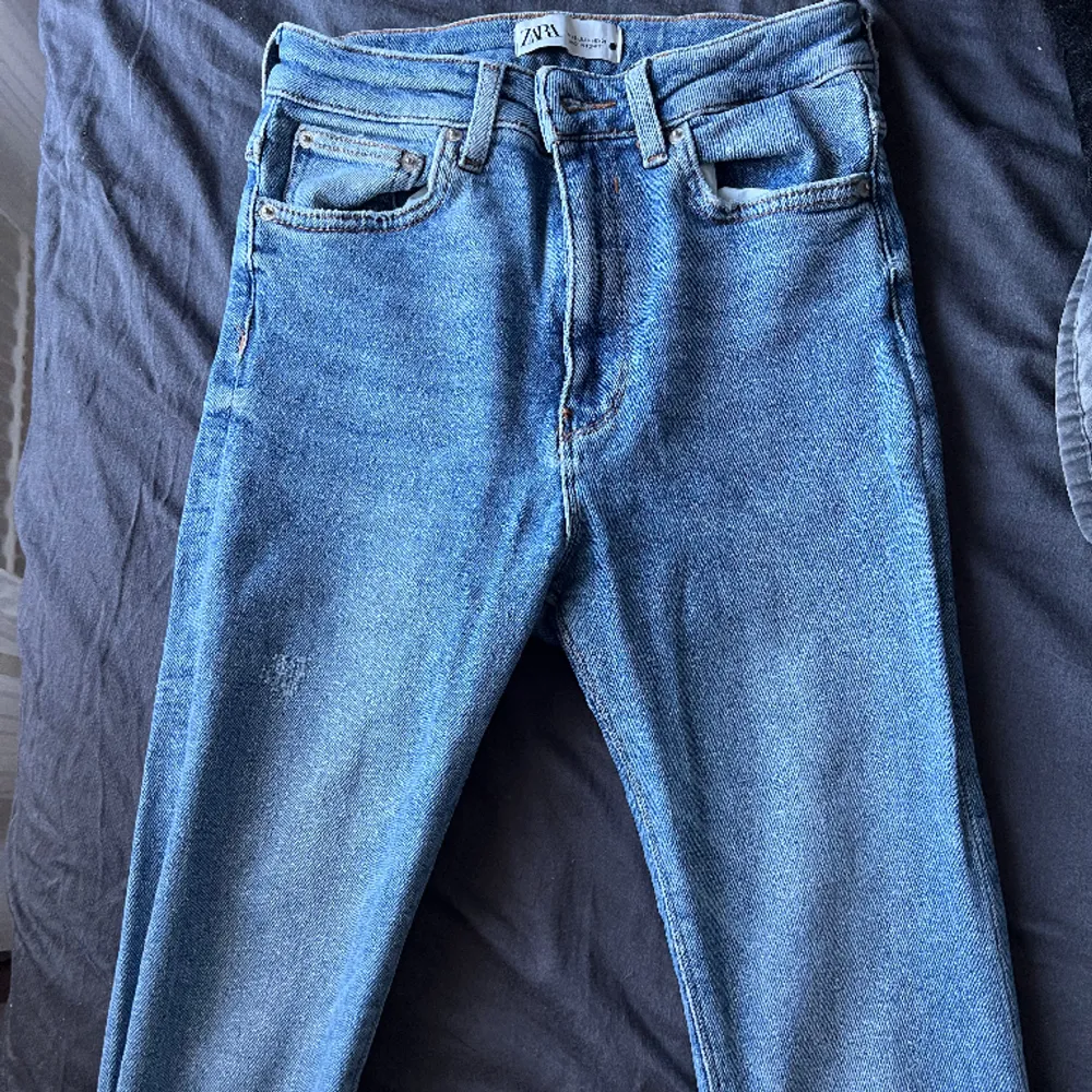 Skinny high waisted Jeans från zara med en liten slitning vid ena knät. . Jeans & Byxor.