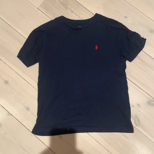 Polo Ralph lauren t-shirt - Polo Ralph lauren t-shirt köpt på kidsbrandstore för några år sedan. Den är i väldigt bra skick och har inga brister. Passar barn i ålder 10-12 år o är i barnstorlek M. 