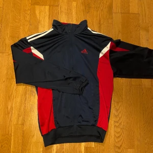 Vintage adidas jacka  - Sjukt snygg adidas zipper / jacka/ tröja. Kan användas på alla sätt! Skick 8/10 den är fin. Jättecoola färger!! Om du vill köpa båda mina adidasjackor kan vi säkert lösa bättre pris!!! 
