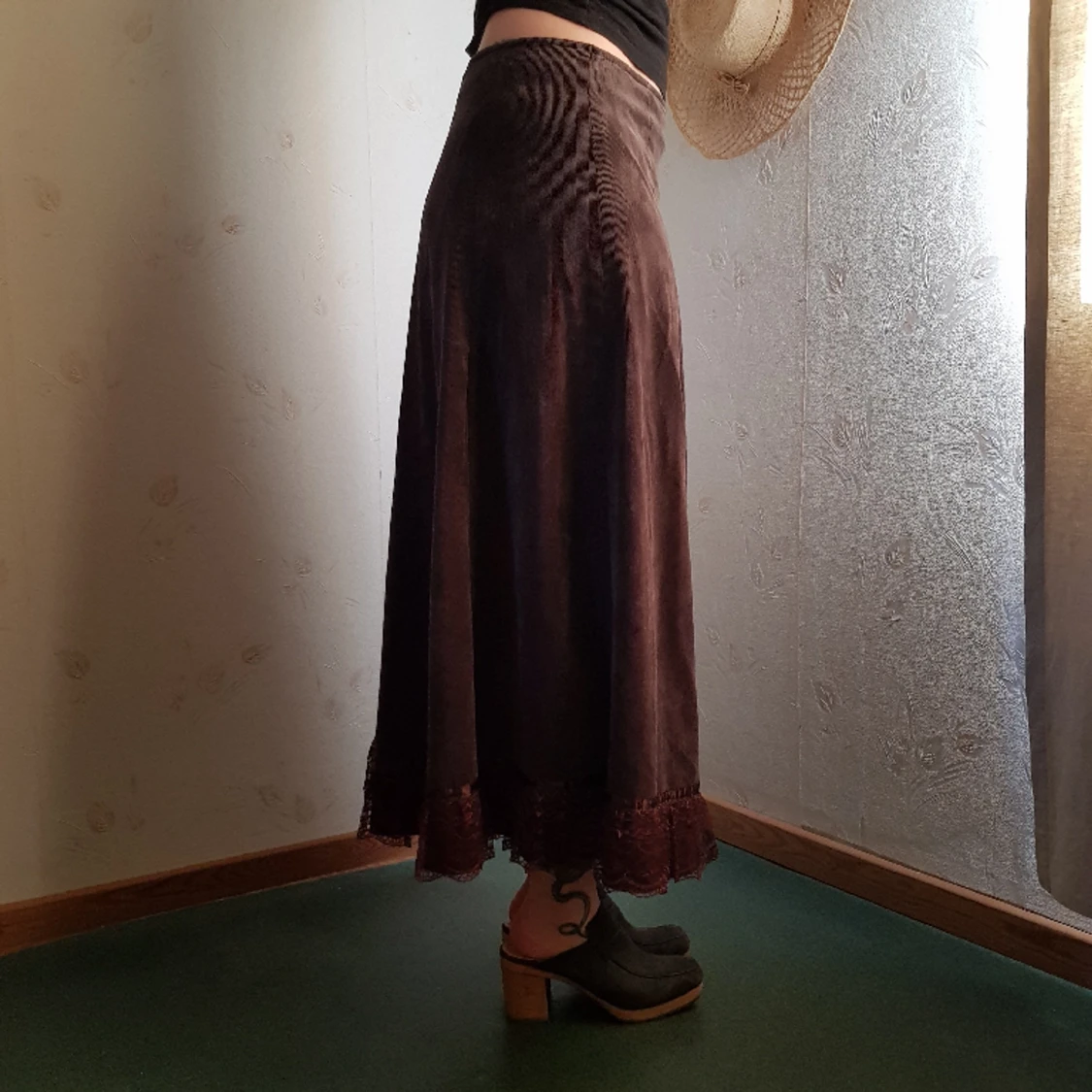 Brun manchesterkjol med spets - 90