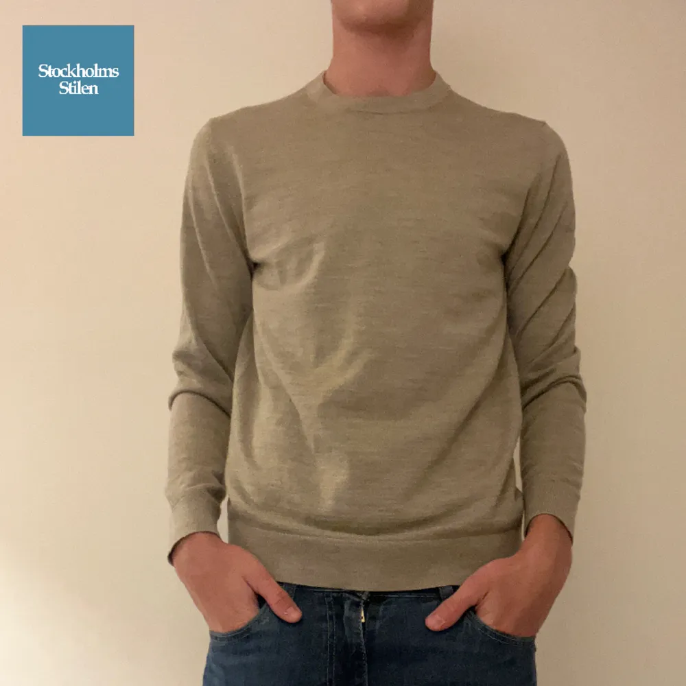 Selected Homme Sweater • Väldigt bra skick på tröjan, och väldigt bekväm. Passar perfekt med en tröja under eller ingen alls! Storlek M/L. Tröjor & Koftor.