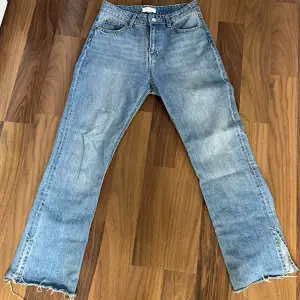 Fina blåa jeans från hm med en slits på utsuddad av foten. Säljer då de är för stora.