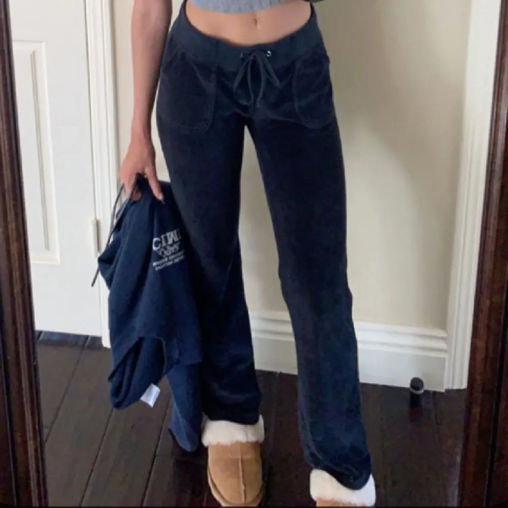 Säljer mina Juicy Couture byxor i mörkblå med fickor. Storleken är 14-15 years men det passar Small. Bilderna är lånade. Jeans & Byxor.