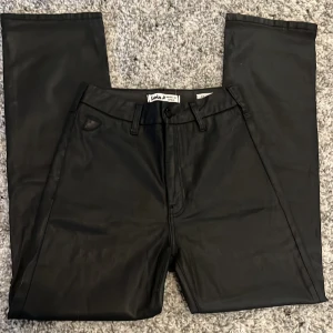 Lois Jeans - Säljer mina Lois jeans (Malena clean), då de är för små. Använda en gång och köpta för ca 1800kr. Tillverkade i Spanien av Lois. Ger en fuskskinseffekt. 98% bomull, 2% elastan. Malena boot straight, w26 L32. Använd gärna köp nu!