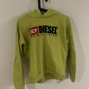 En grön hoodie från diesel i mycket bra skick. Den enda deflekten är att snöret har försvunnit 