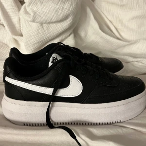 Nike skor oanvända - Nike skor som är lite högre i sulan, aldrig använda pga fel storlek. Storlek 39.