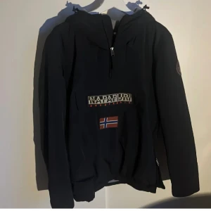 Napapijri vinterjacka - Svart Napapijri jacka. Använd i en säsong men fortfarande väldigt bra skick. Storlek S kom dm för fler frågor.