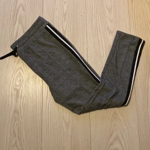 River Island byxor  - Det är ett par fina River Island byxor i storlek L, ny pris ligger på 1200 vårat pris ligger på 150kr  Kom med frågor om mera information om byxorna!