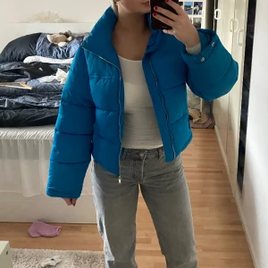 Jacka - Jätte snygg och härlig vinterjacka från Gina Tricot. Värmer bra och är i nyskick! Storleken är XS men passar även S/M. Säljer då jag äger för många jackor och den inte kommer till användning. Ny pris ca 500kr💙