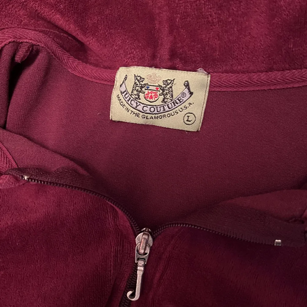 Säljer en jätte ICONIC juicy couture hoodie som jag älskar ❤️ Den är i en mörk lila/vinröd färg som passar perfekt till allt möjligt. Det är den äldre versionen, det står storlek L men den passar mig som är en storlek xs/s. . Hoodies.