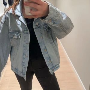 En super fin jeans jacka🩷 - Storlek-S Använd några få gånger, inget slitage eller fläckar Från H&M 